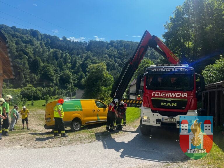 Elektrotransporter aus Straßengraben gehoben