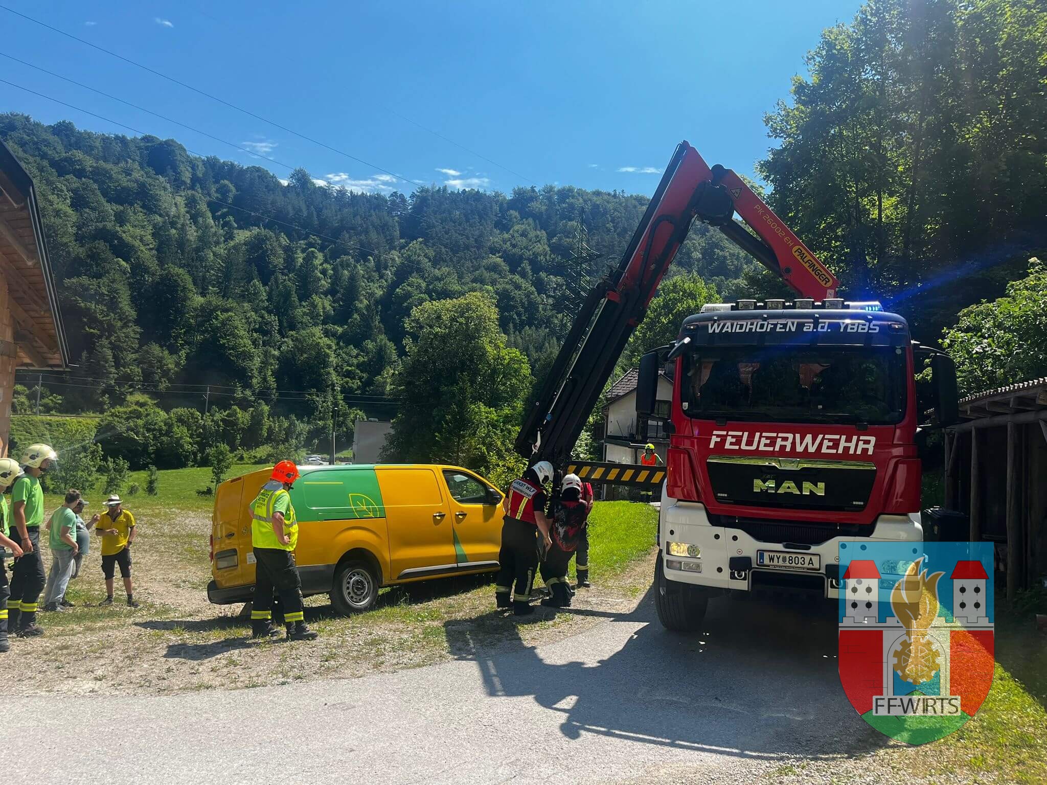 Elektrotransporter aus Straßengraben gehoben