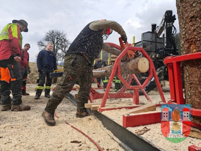 Übung mit Holzverspannungssimulator „Holzi“ erfolgreich durchgeführt