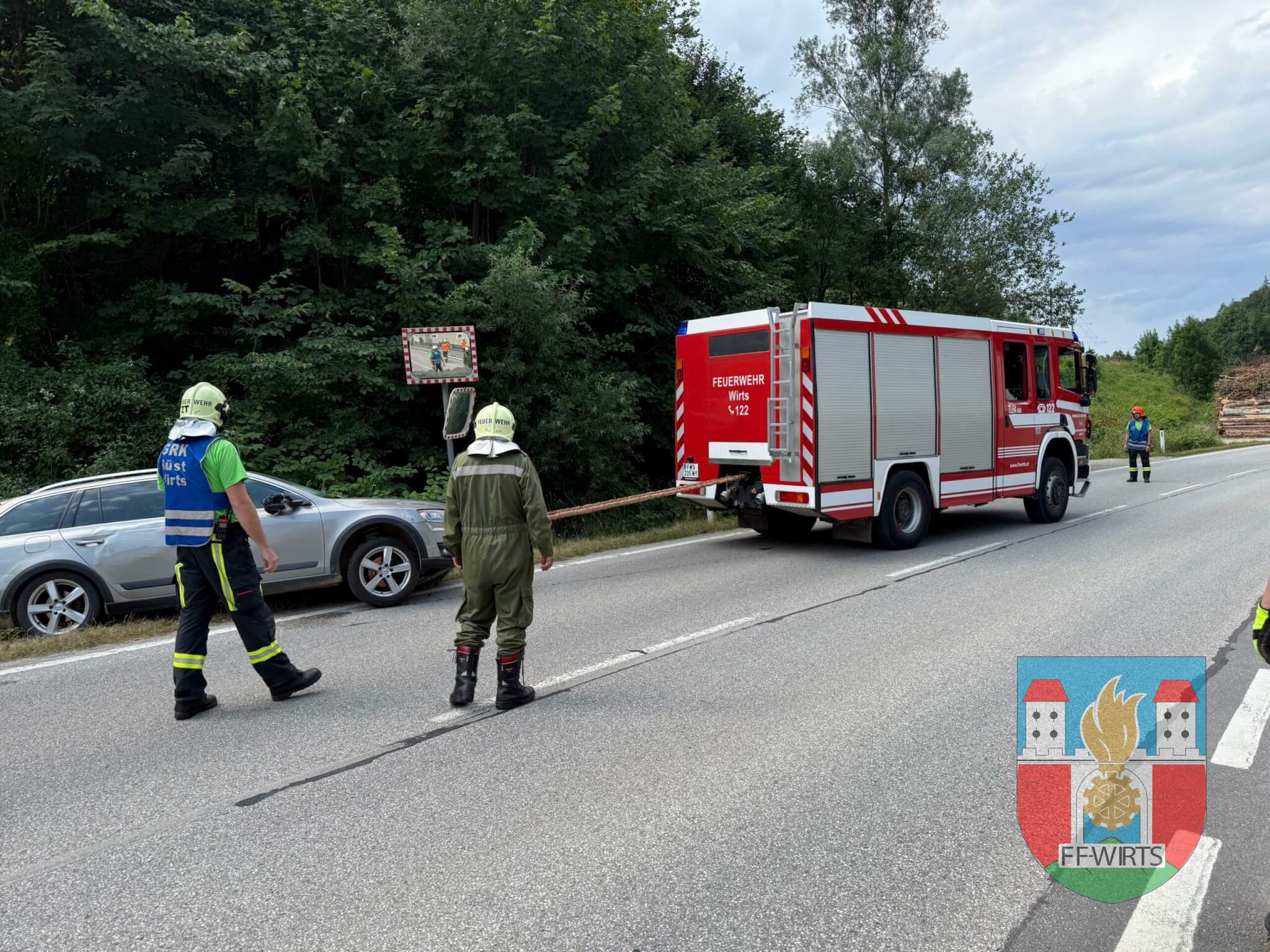 Auto fuhr in Straßengraben